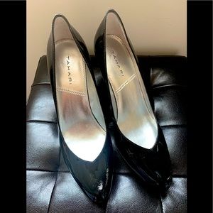 Tahari Lolly 9M Black Patent Leather Hells Pumps